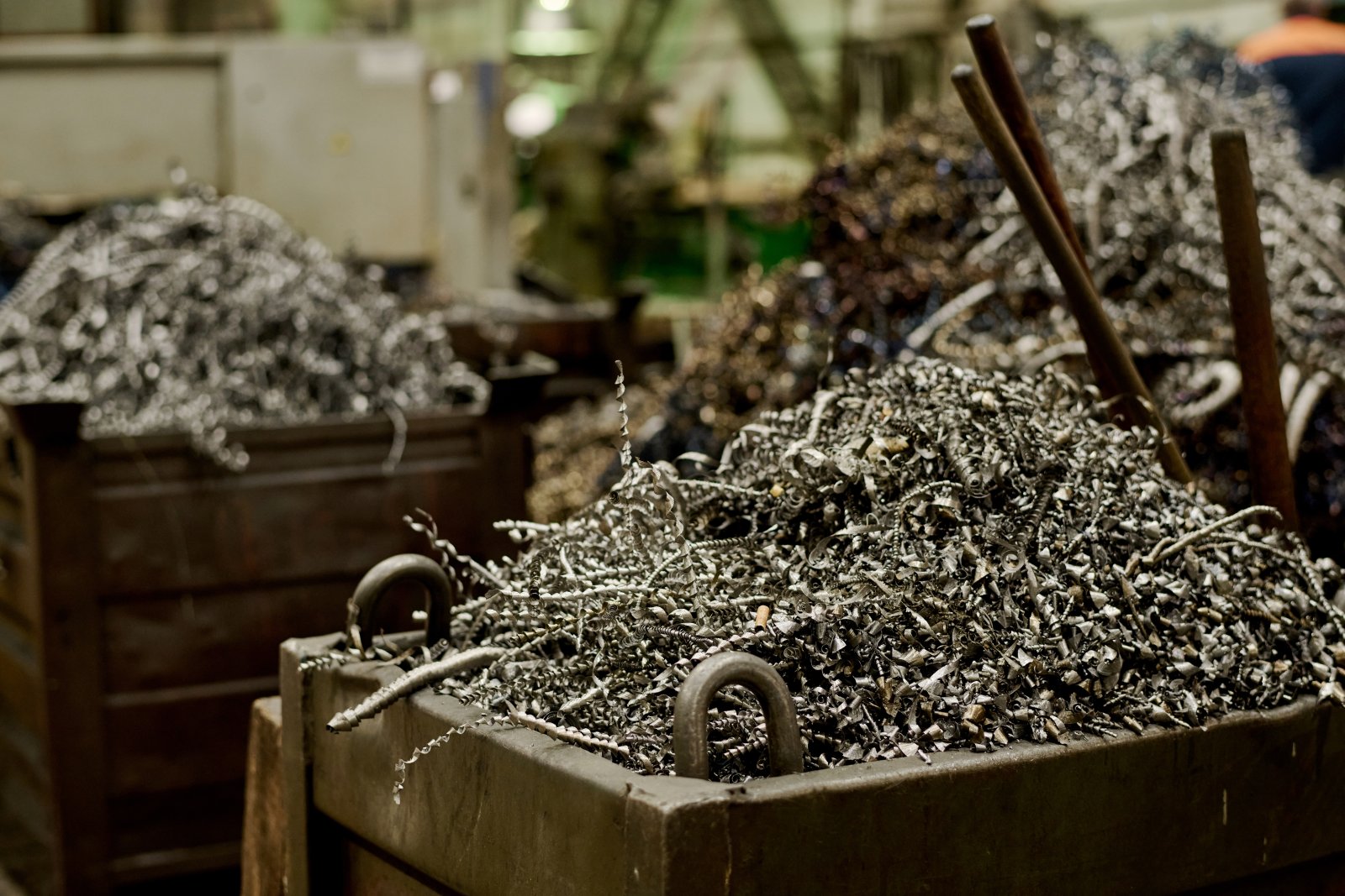 Ekologiczne rozwiązania w obróbce blach – jak zmniejszyć emisję CO2 w produkcji? 1 containers with metal shavings 2024 03 02 02 29 28 utc