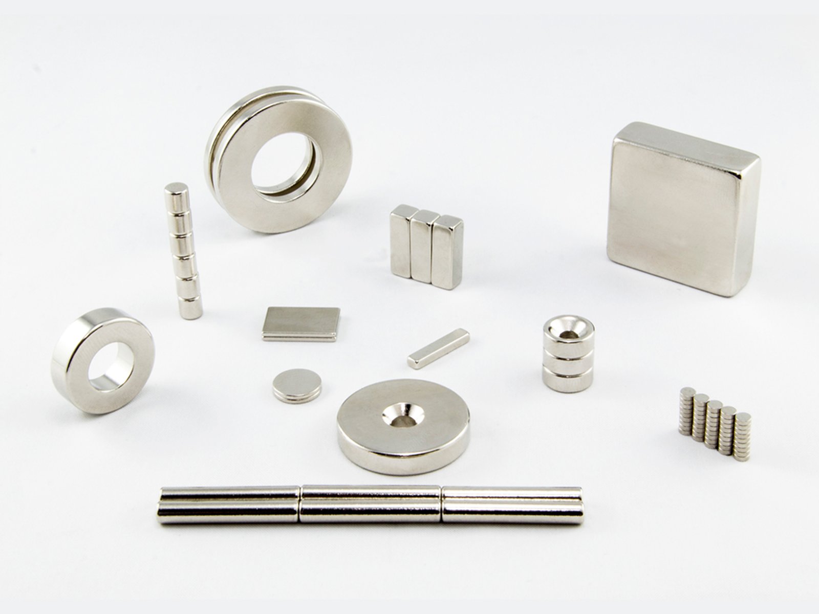 Jak magnes neodymowy z otworem oraz uchwyty magnetyczne ferrytowe z otworem pod płaski łeb śruby ułatwiają montaż w wymagających zastosowaniach? 3 645654675467568