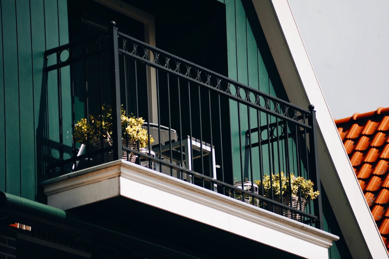 Balustrada na balkon. Jak wybrać bezpieczną i trwałą konstrukcję?